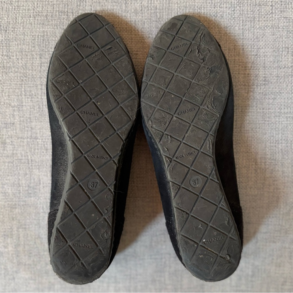 VINTAGE Chanel Women's Black Suede Wedge Pumps - Picture 6 of 11